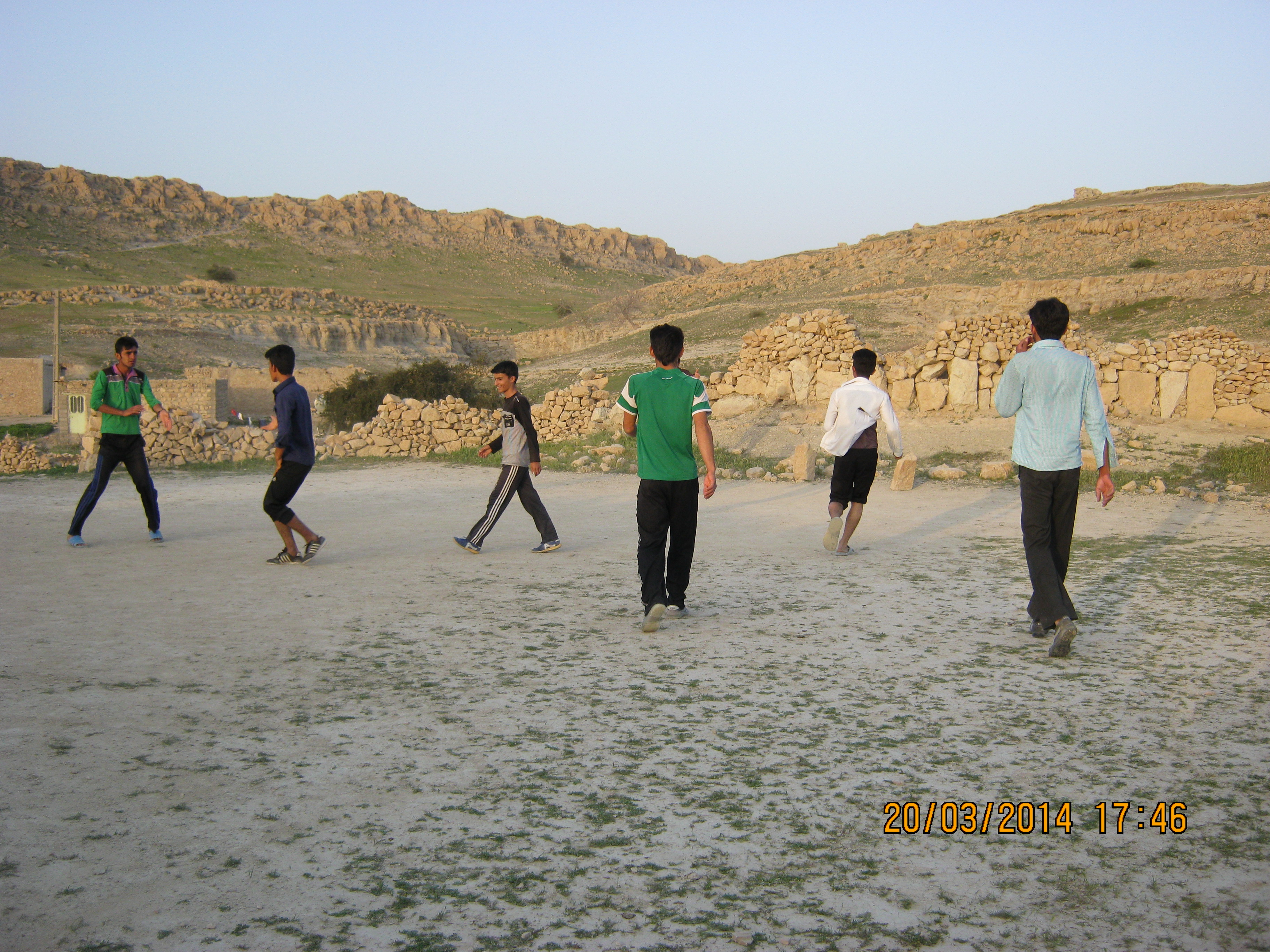 بچه های روستا در حال بازی فوتبال